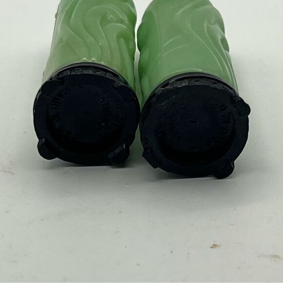 Vintage mini salt and pepper shakers set of two - Picture 11 of 12